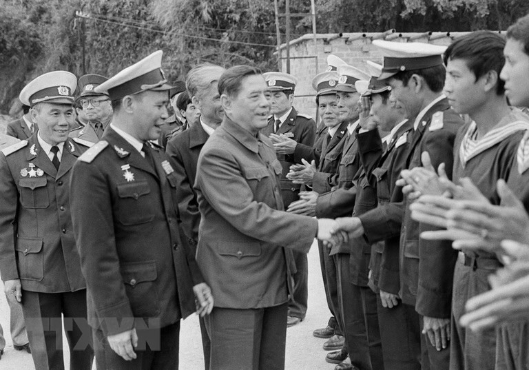Tổng Bí thư Nguyễn Văn Linh thăm cán bộ, chiến sỹ Hải quân nhân dân Việt Nam (Hải Phòng) nhân dịp Tết Đinh Mão (1987). Ảnh TTXVN