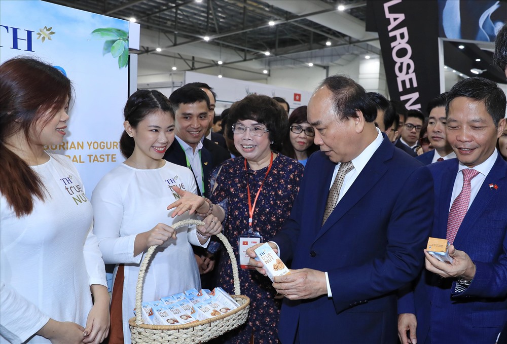 Thủ tướng Chính phủ Nguyễn Xuân Phúc thăm gian hàng TH và khen ngợi sản phẩm TH true NUT