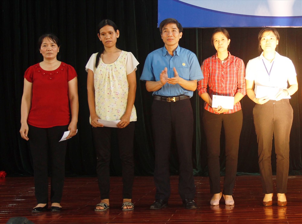Đồng chí Phan Duy Linh, Phó chủ tịch LĐLĐ tỉnh Ninh Bình tặng quà cho CNLĐ có hoàn cảnh khó khăn. Ảnh: NT