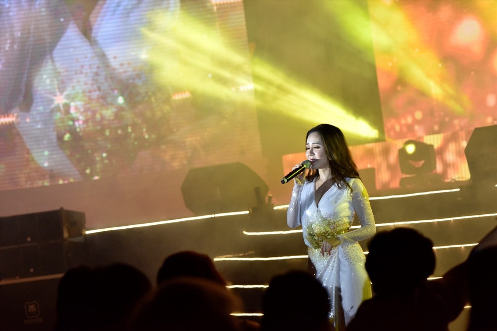 Là một người con của xứ Thanh xuất hiện trong chương trình, nữ ca sỹ xinh đẹp Phương Linh mang đến hai ca khúc ca ngợi quê hương, đất nước: Biển hát chiều này và Hello Việt Nam. Cô chia sẻ cảm xúc tự hào khi được hát trên chính quê hương của mình