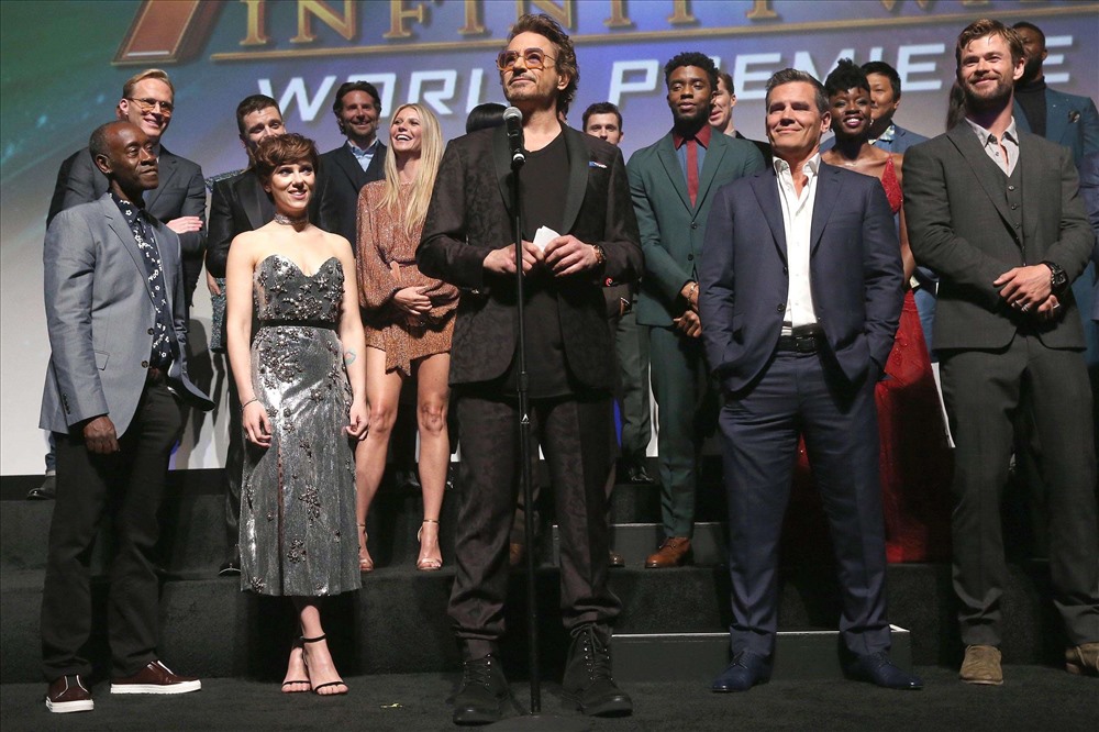 Robert Downey Jr. đọc bài phát biểu khi đứng chung với các diễn viên Avengers: Infinity War.