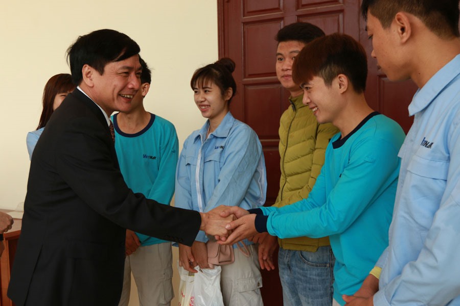 Chủ tịch Tổng LĐLĐVN Bùi Văn Cường thăm công nhân làm việc trên địa bàn tỉnh Hưng Yên. Ảnh: HẢI NGUYỄN