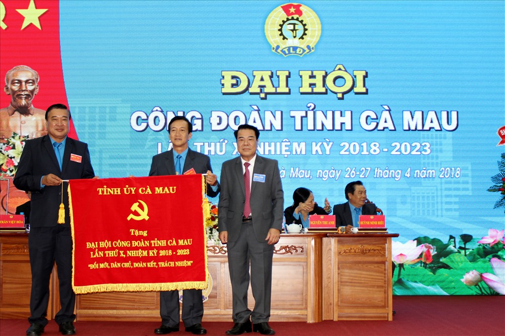 Bí Thư Tỉnh ủy Cà Mau Dương Thanh Bình tặng bức phướn cho Đại hội.