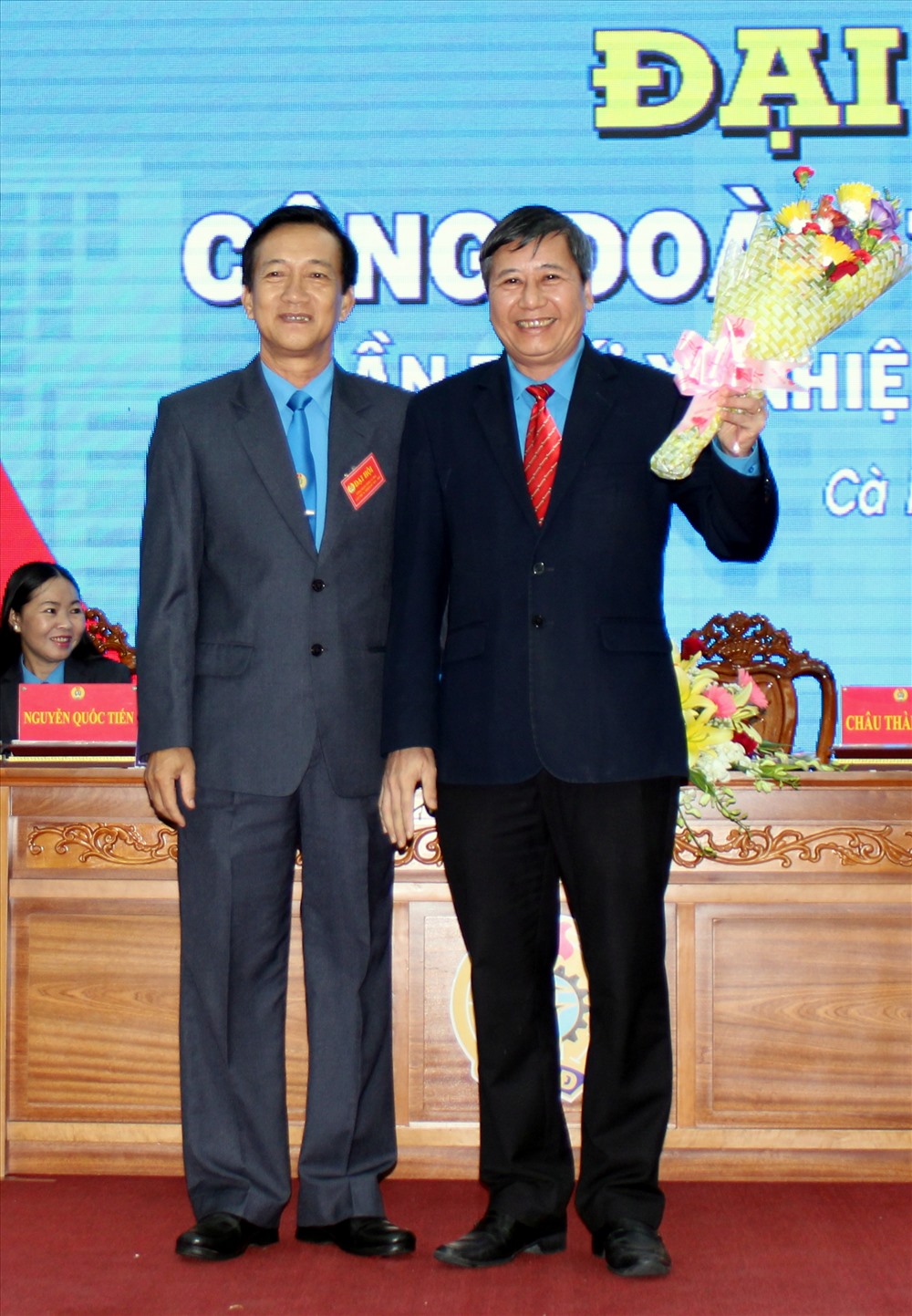 Chủ tịch LĐLĐ tỉnh Cà Mau Châu Thành Tôn tặng hoa cho Phó chủ tịch thường trực Tổng LĐLĐ Việt Nam Trần Thanh Hải