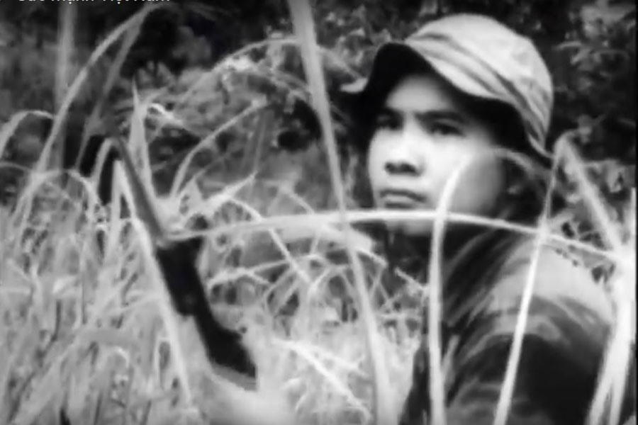 Hình ảnh ông Hợi trong trận đánh Khe Sanh - bức ảnh chụp lại từ bộ phim tài liệu của Xưởng phim Quân giải phóng (Phim Mặt trận đường 9 - Tập 2 - Vài hình ảnh về chiến thắng Khe Sanh).