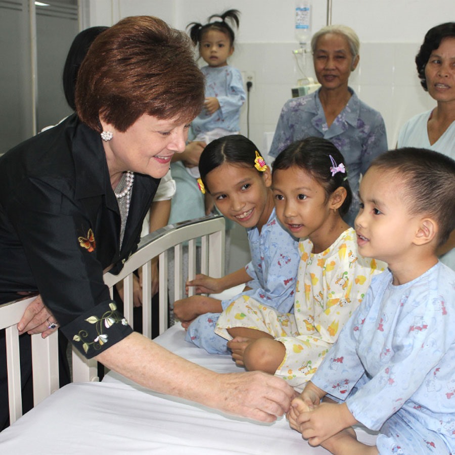 Bà Robin King Austin thăm các em nhỏ tại bệnh viện.