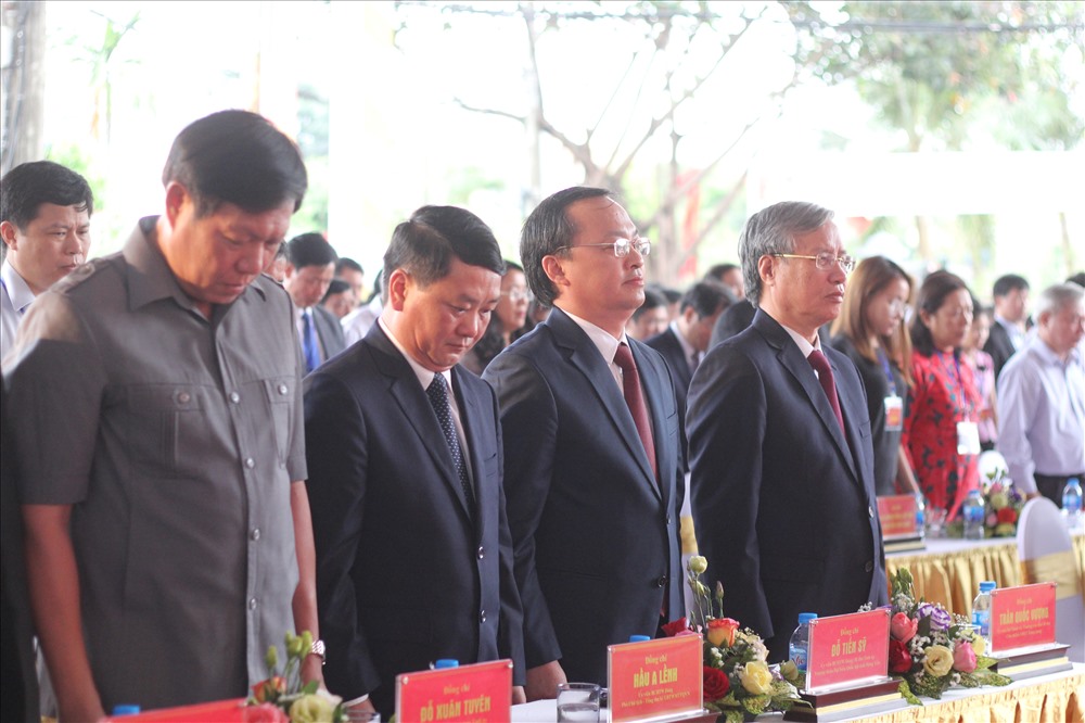 Các đại biểu dành phút tưởng niệm đồng chí Nguyễn Văn Linh.