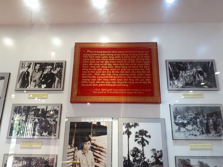 Khu nhà lưu niệm trưng bày nhiều tranh ảnh, trích dẫn các câu nói của Tổng Bí thư Nguyễn Văn Linh.