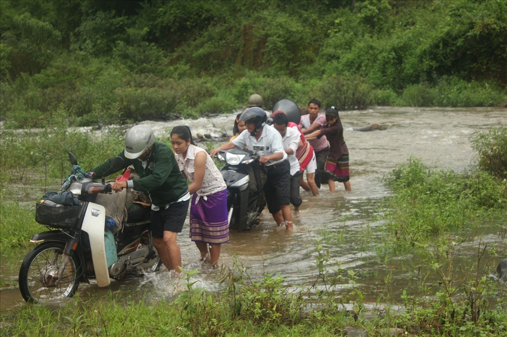 Những lúc vào mùa mưa lũ ở Cù Bai, Hướng Lập, lúc chuyển địa bàn qua suối cũng phải nhờ thanh niên thôn bản giúp sức mới yên tâm. Ảnh: TH.