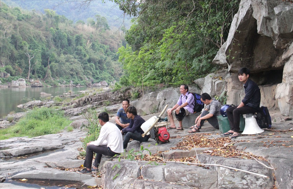 Phút nghỉ chân dọc đường (bên dòng Sêpôn) Biên giới Lào– Việt cùng các thanh niên bản làng. Ảnh: TH.