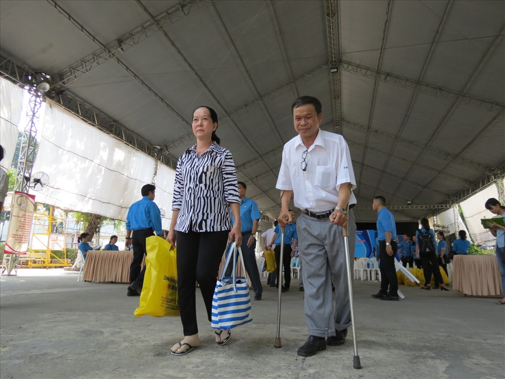 Chú Nguyễn Phan Hồng bị tai nạn lao động tỷ lệ thương tật trên 70% và vợ tham gia buổi họp mặt