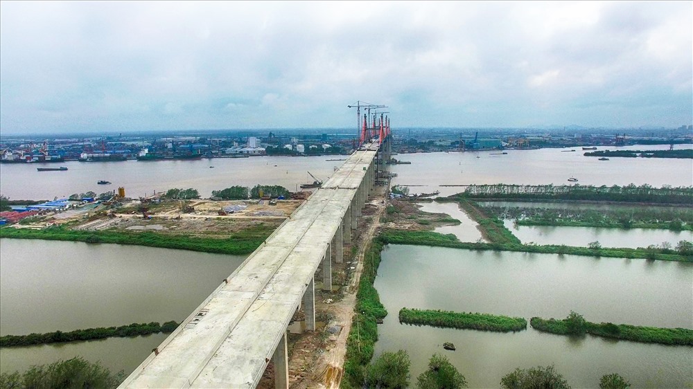 Cầu Bạch Đằng trên cao tốc Hạ Long - Hải Phòng do người Việt Nam thiết kế và thi công. Ảnh: NGÔ SƠN