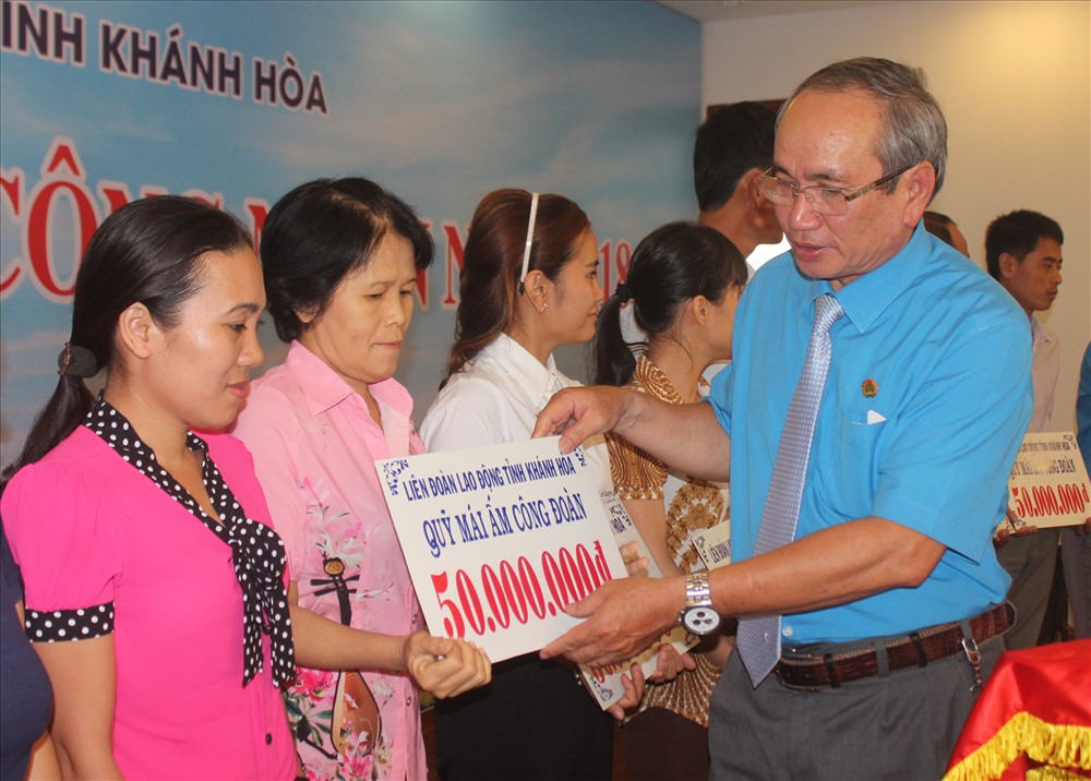 Lãnh đạo LĐLĐ Khánh Hòa trao kinh phí hỗ trợ MÂCĐ cho đoàn viên khó khăn về nhà ở.