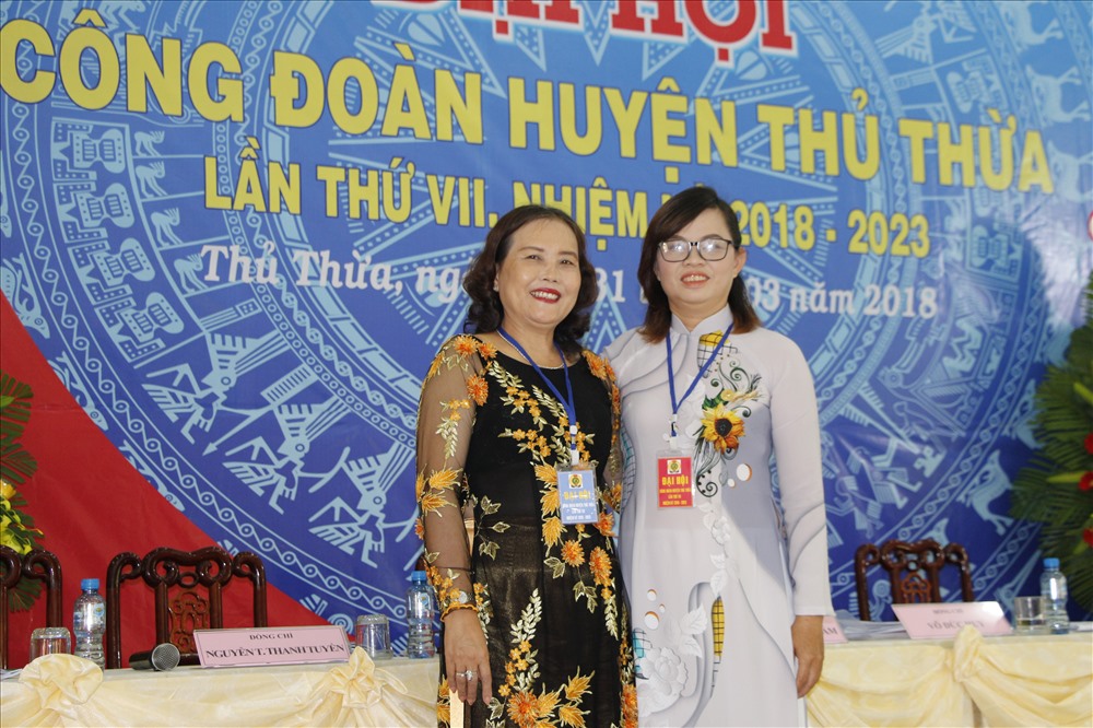 Chị Thu Tâm (bên phải) chụp ảnh lưu niệm với Chủ tịch LĐLĐ tỉnh Long An trong kỳ Đại hội VII LĐLĐ huyện.