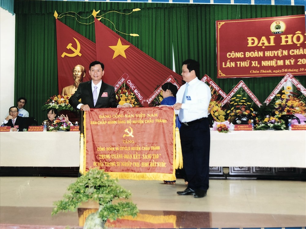 Anh Phạm Văn Út (bên trái) nhận bức trướng từ lãnh đạo huyện Châu Thành tại Đại hội XI LĐLĐ huyện.