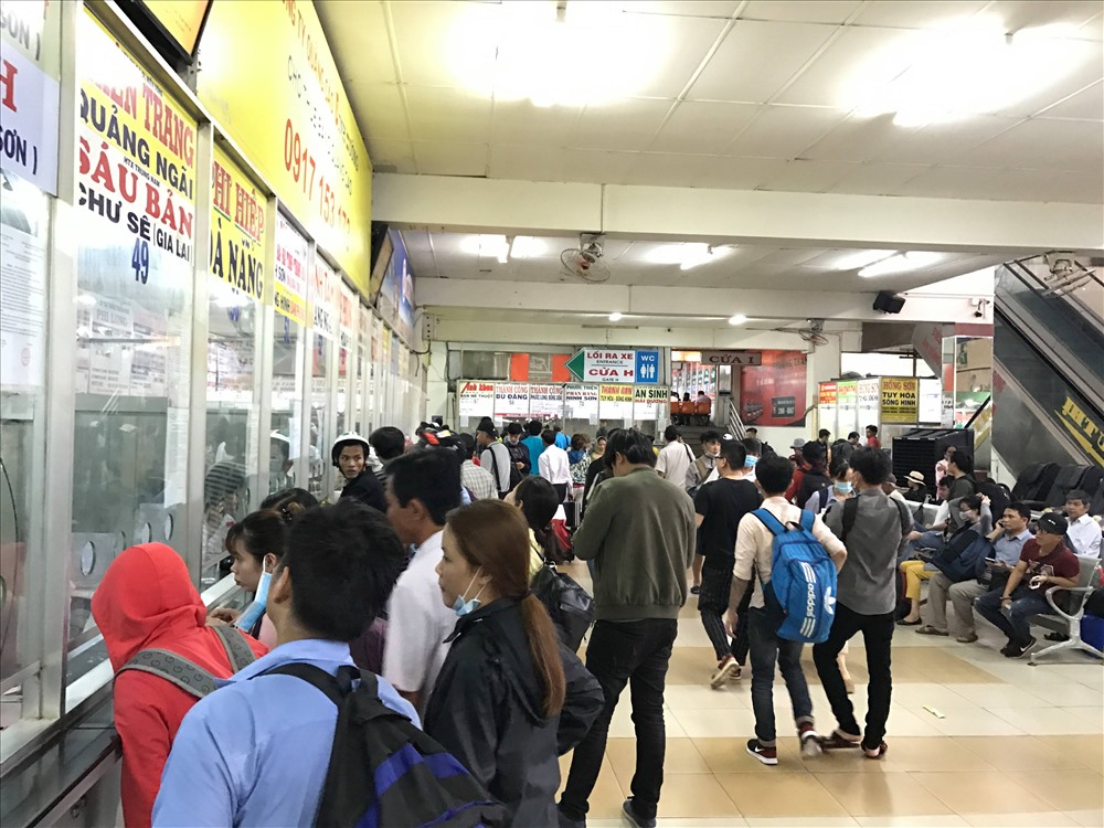 Nhiều hành khách tìm mua cho mình một tấm vé đi nghỉ lễ.