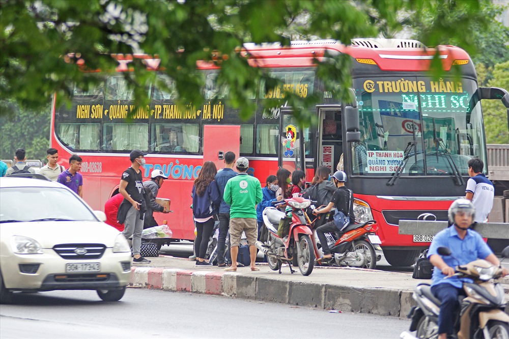 Bạn H.M.Vân (Bắc Giang) chia sẻ: ” Mấy lần mình đi xe khách lên Hà Nội nhà xe toàn thể ở quanh khu vực bến xe, hầu như không đi vào bến. Chú chủ xe còn kể với khách rằng nhà có năm cái xe nhưng chỉ đăng ký hai xe vào bến. Còn ba xe thì chạy tự do trả khách quanh khu vực bến Mỹ Đình. Mình thấy vào bến cũng bất tiện nên đứng ngoài đường bát cho nhanh.”