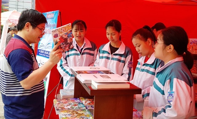 Đông đảo học sinh tham dự Ngày Sách Ninh Bình lần thứ 5. Ảnh: NT