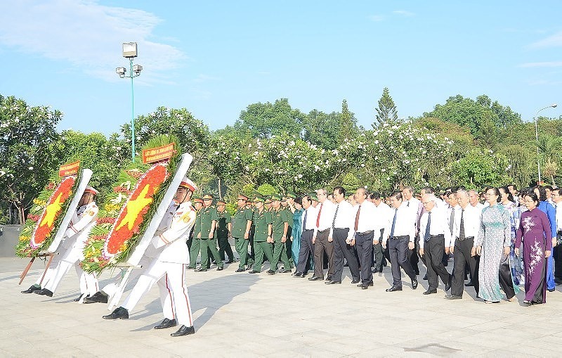 Đoàn đại biểu Thành ủy, HĐND, UBND, Ủy ban MTTQ Việt Nam TPHCM thực hiện nghi thức dâng hoa tưởng niệm các Anh hùng liệt sĩ.  Ảnh: Long Hồ