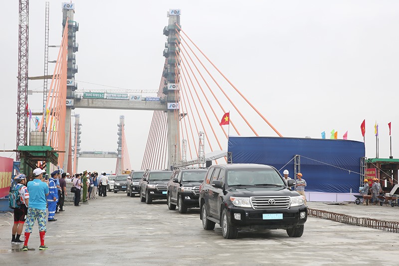 Sau nghi thực đổ mẻ bê tông hợp long, cầu Bạch Đằng đã được chính thức thông xe kỹ thuật. Ảnh: BQN