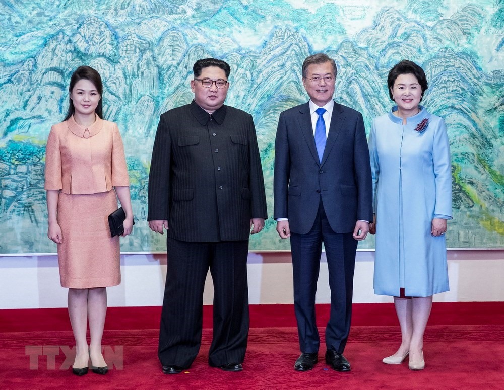Ngày 27.4, Kim Jong Un đã trở thành lãnh đạo Triều Tiên đầu tiên bước chân tới Hàn Quốc sau 65 năm chiến tranh. Ngay sau hội nghị thượng đỉnh liên Triều, lãnh đạo hai bên đã có buổi tiệc ăn mừng ấm cúng và trang trọng. Ảnh: TTXVN