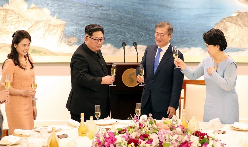 Đệ nhất phu nhân Triều Tiên Ri Sol Ru đã chúc mừng Tổng thống Moon Jae In về thành công của hội nghị thượng đỉnh Liên Triều.  Ảnh: TTXVN