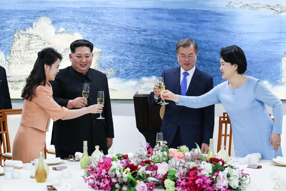 Ông Kim Jong Un (thứ 2, trái) cùng phu nhân Sol Ju (trái) và Tổng thống Hàn Quốc Moon Jae In (thứ 2, phải) cùng phu nhân Kim Jung-sook (phải) dự tiệc mừng tại làng đình chiến Panmunjom ngày 27.4.  Ảnh: TTXVN
