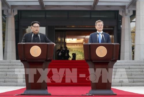 Tổng thống Hàn Quốc Moon Jae-in và Nhà lãnh đạo Triều Tiên Kim Jong-un thông báo về Tuyên bố chung vừa đạt được tại Hội nghị thượng đỉnh liên Triều. Ảnh: TTXVN