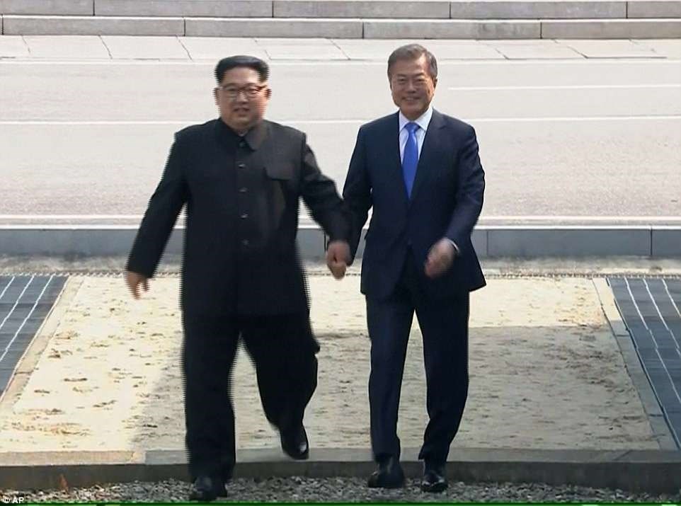 Hai lãnh đạo hai miền dắt tay nhau bước vào hội nghị thượng đỉnh liên Triều. Ảnh: AP