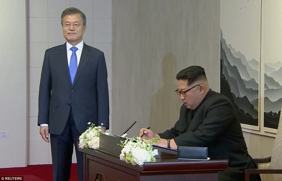 Kim Jong Un kí tên vào sổ lưu bút tại Nhà Hòa bình, nơi hội nghị thượng đỉnh liên Triều diễn ra. Ảnh: Reuters