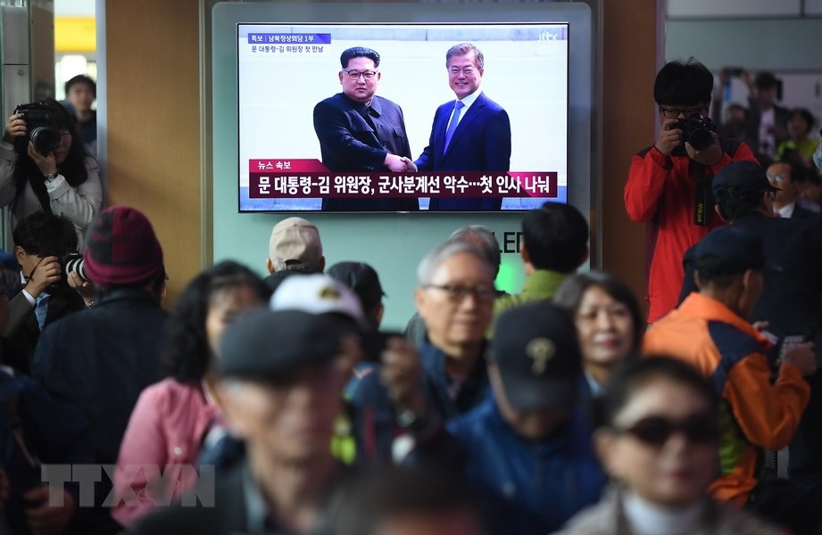 Người dân Hàn Quốc theo dõi chăm chú theo dõi cuộc gặp gỡ lịch sử giữa hai nhà lãnh đạo hai miền. Ảnh: AFP
