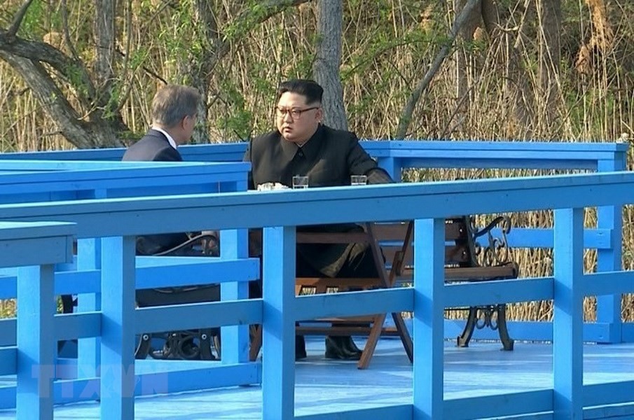 Tổng thống Hàn Quốc Moon Jae In và lãnh đạo Triều Tiên Kim Jong Un đã cùng nhau đi bộ và có cuộc nói chuyện riêng tại làng đình chiến Panmunjom. Ảnh TTXVN 