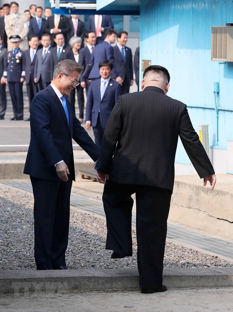 Việc ông Kim Jong Un bước qua phân định ranh giới được coi là khoảnh khắc lịch sử được cả thế giới mong chờ. Kim Jong Un là lãnh đạo Triều Tiên đầu tiên bước chân sang Hàn Quốc sau khi kết thúc cuộc nội chiến từ năm 1953. Ảnh: TTXVN