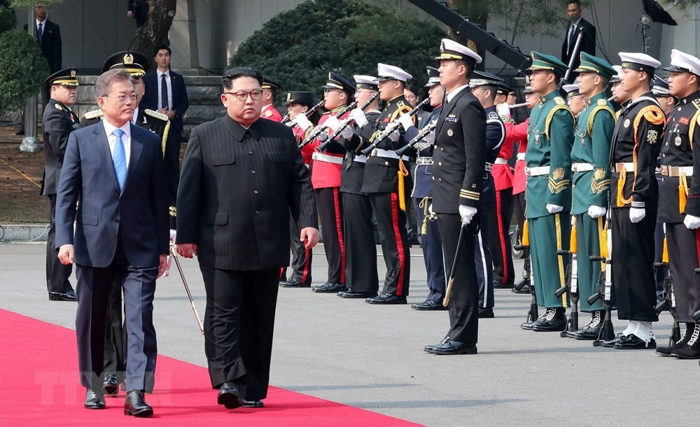 Tổng thống Hàn Quốc Moon Jae In và Nhà lãnh đạo Triều Tiên Kim Jong Un duyệt đội danh dự tại quảng trường ở làng đình chiến Panmunjom. Ảnh: TTXVN