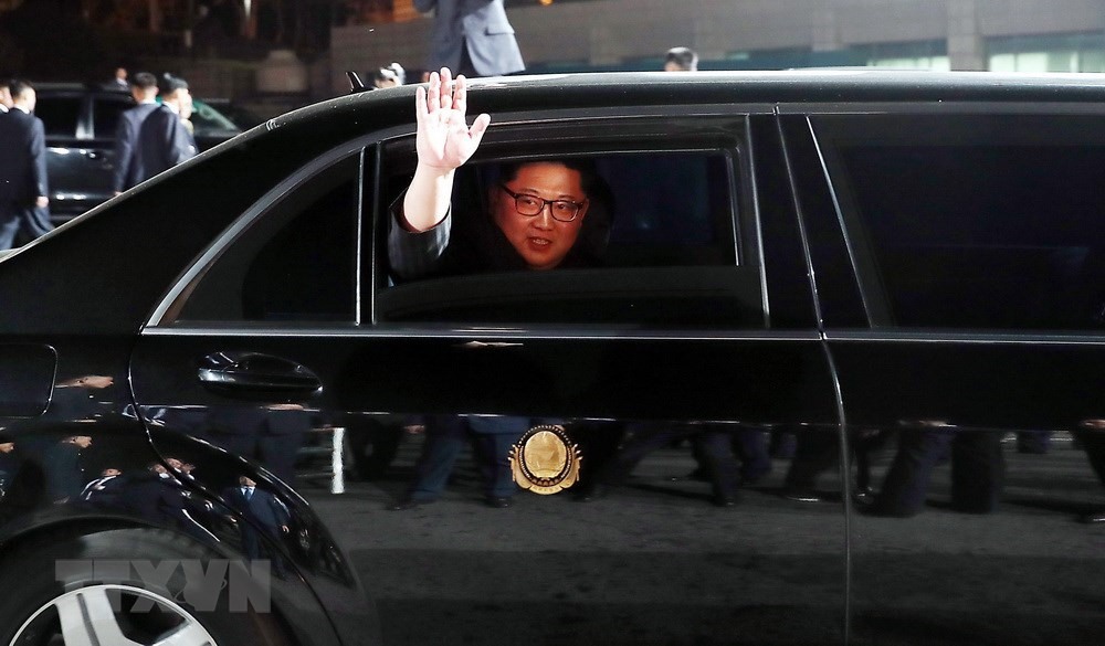 Nhà lãnh đạo Triều Tiên Kim Jong Un vẫy tay chào đoàn nước chủ nhà Hàn Quốc để trở về Triều Tiên tối 27.4. Ảnh: TTXVN