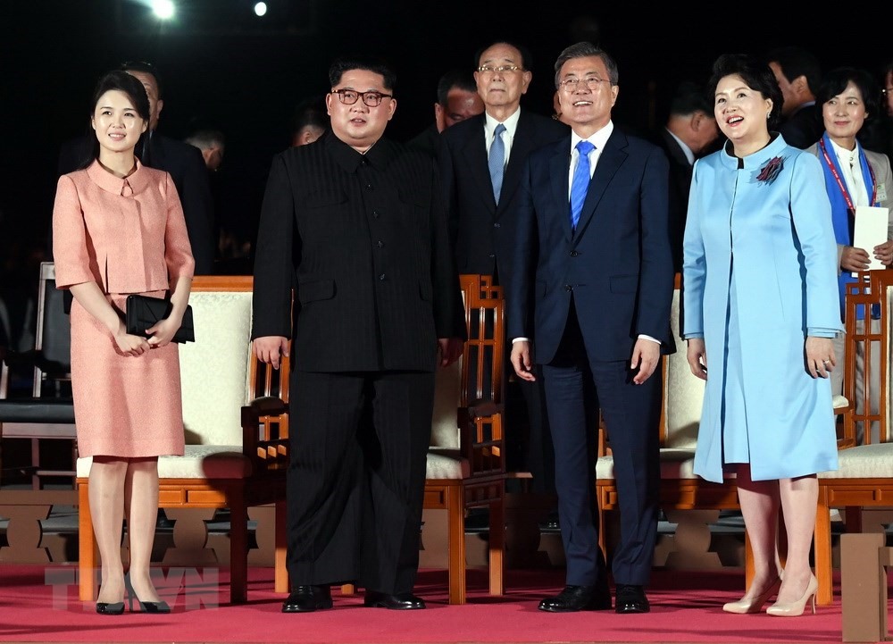 Lãnh đạo Triều Tiên Kim Jong-un (thứ 2, trái) cùng phu nhân Ri Sol Ju (trái), Tổng thống Hàn Quốc Moon Jae In (thứ 2, phải) cùng phu nhân Kim Jung-sook (phải) dự lễ bế mạc hội nghị tại làng đình chiến Panmunjom tối 27/4. Ảnh: TTXVN
