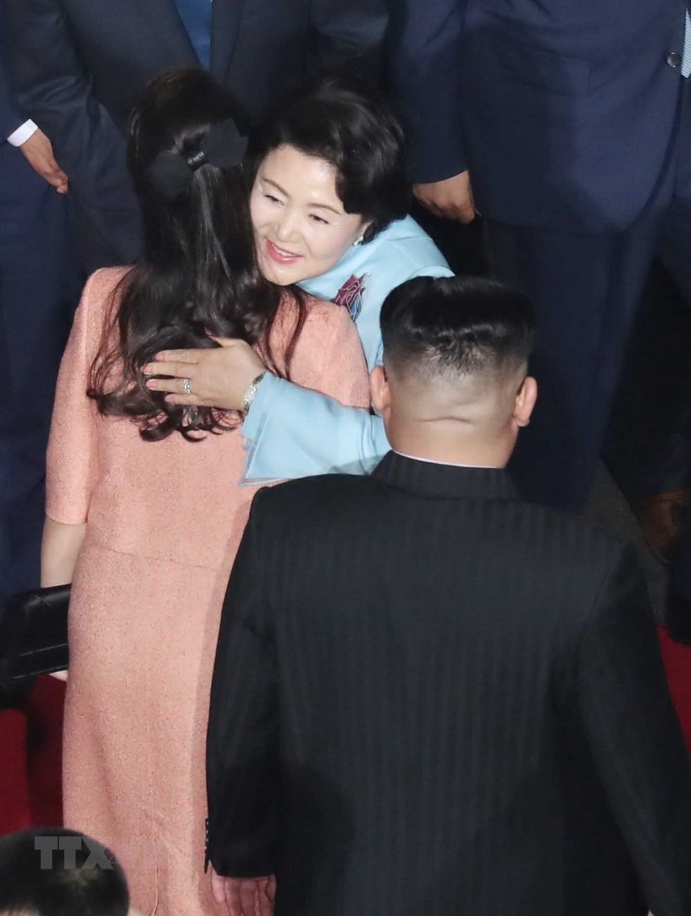 Phu nhân tổng thống Hàn Quốc Moon Jae In ôm tạm biệt phu nhân lãnh đạo Triều Tiên Kim Jong Un. Ảnh: TTXVN
