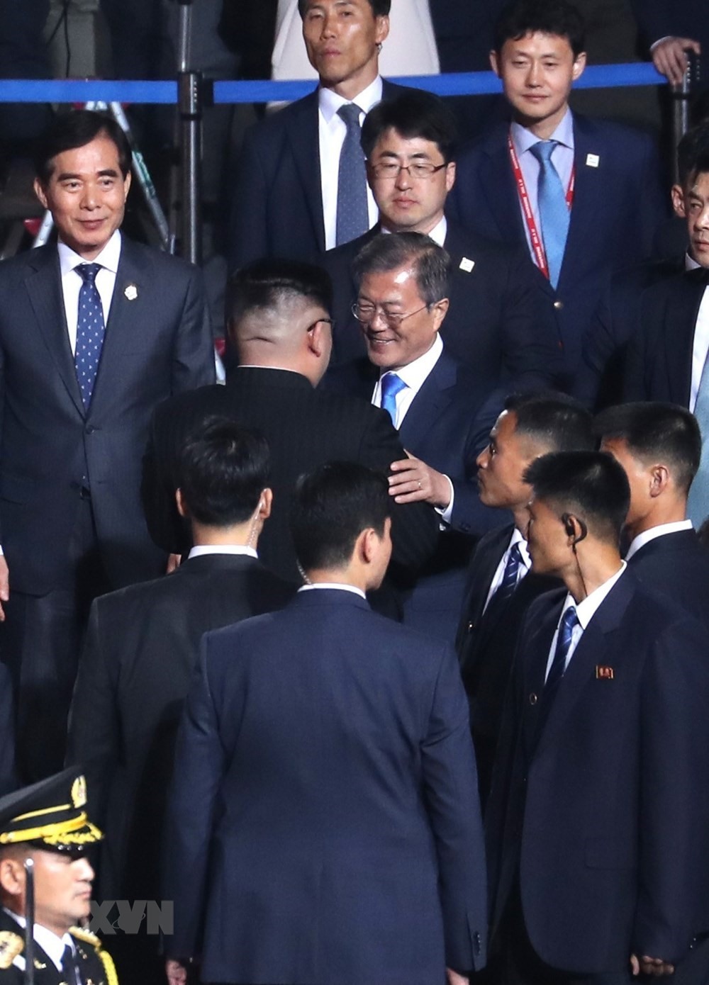 Tổng thống Hàn Quốc Moon Jae In chào tạm biệt lãnh đạo Triều Tiên Kim Jong Un. Ảnh: TTXVN
