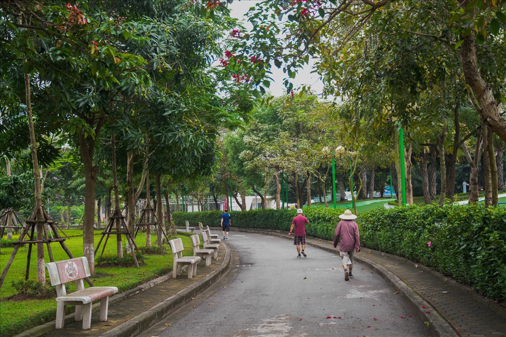 Những con đường trong công viên, hầu như chỉ có các cụ già đi tập thể dục.