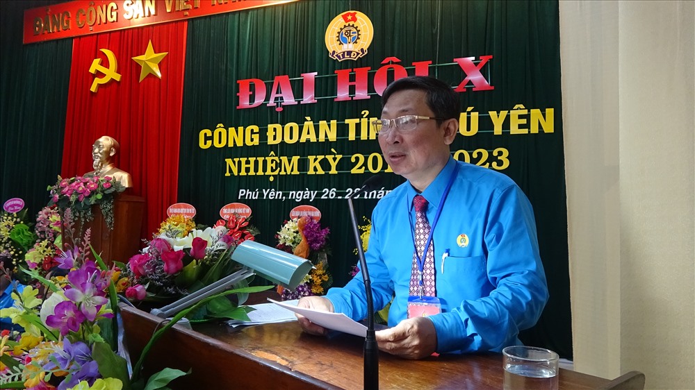 Ông Phan Quốc Thắng- chủ tịch LĐLĐ tỉnh Phú Yên tiếp nhận nhiệm vụ. Ảnh: M.T