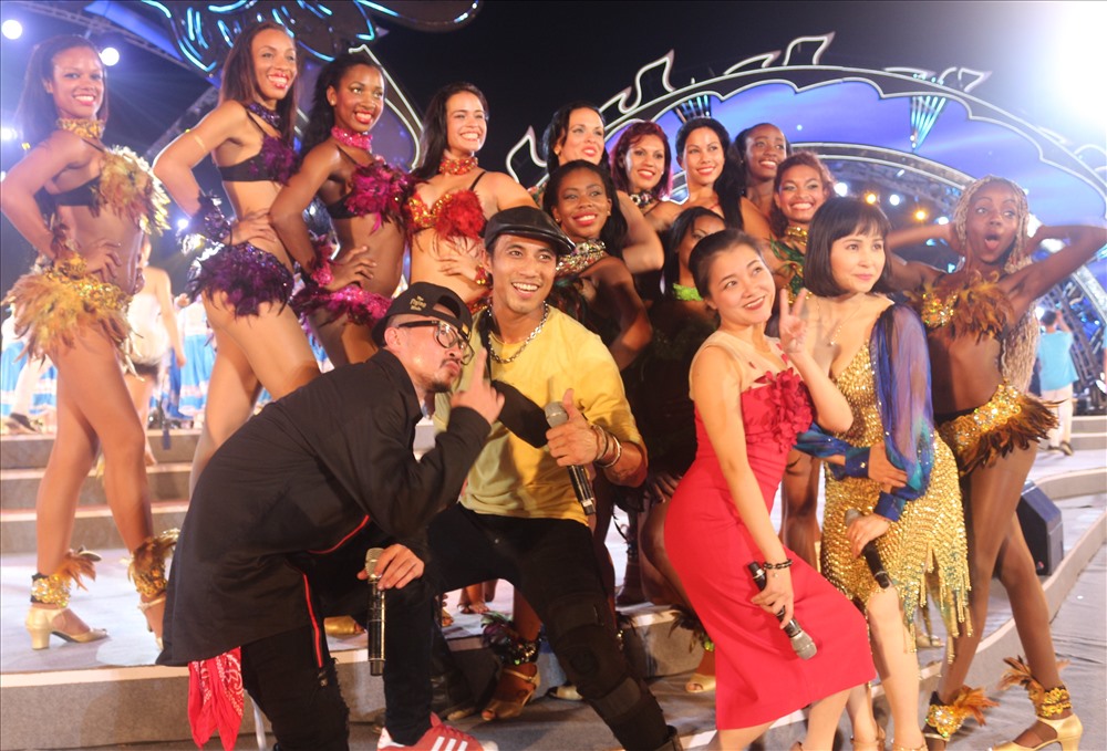 Các các sĩ, diễn viên Việt Nam chụp ảnh chung với các vũ công samba. Ảnh: Nguyễn Hùng