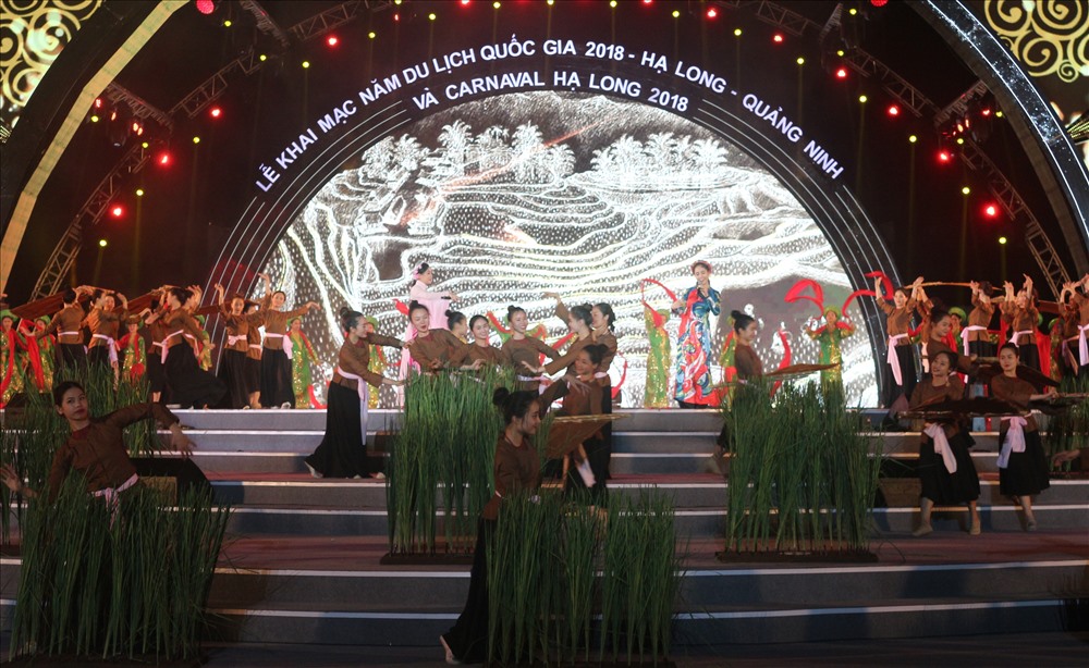 Nhiều tiết mục được dàn dựng công phu, đưa du khách, người xem đến những miền vùng văn hóa khác nhau của Việt Nam. Ảnh: Nguyễn Hùng