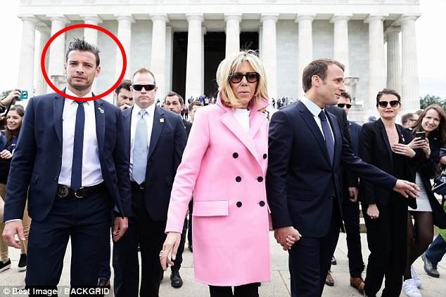 Ngay lập tức, sau khi những hình ảnh này được đăng tải trên truyền thông, thay vì chú ý vào hai bàn tay nắm chặt đầy yêu thương của Tổng thống Pháp và vợ thì nhiều độc giả nữ