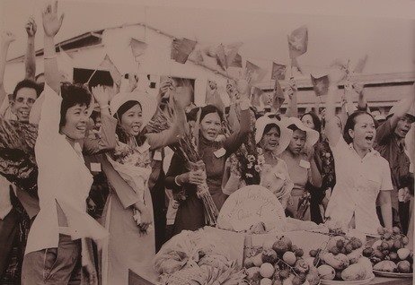 Phụ nữ quận 4 mang hoa quả ra đường phố úy lạo bộ đội sáng 30/4/1975. Ảnh: Đinh Quang Thành