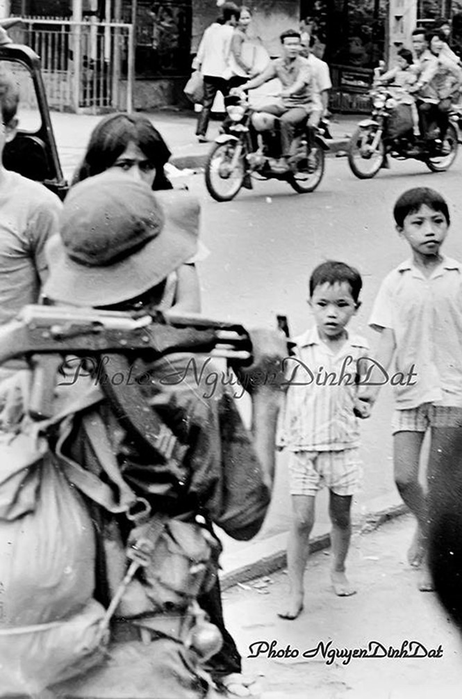 Quân Giải Phóng từ hướng Hóc Môn tiến vào trung tâm Sài Gòn, đi qua đường Trương Minh Giảng (Lê Văn Sỹ) lúc khoảng 10 giờ sáng ngày 30.4.1975