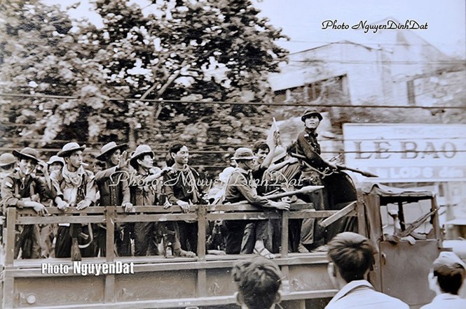 Khoảng 11 giờ ngày 30.4.1975 bộ đội tiến vào trung tâm Sài Gòn đi từ hướng Miền Tây qua đường Trương Minh Giảng nay là Lê Văn Sỹ quận 3.