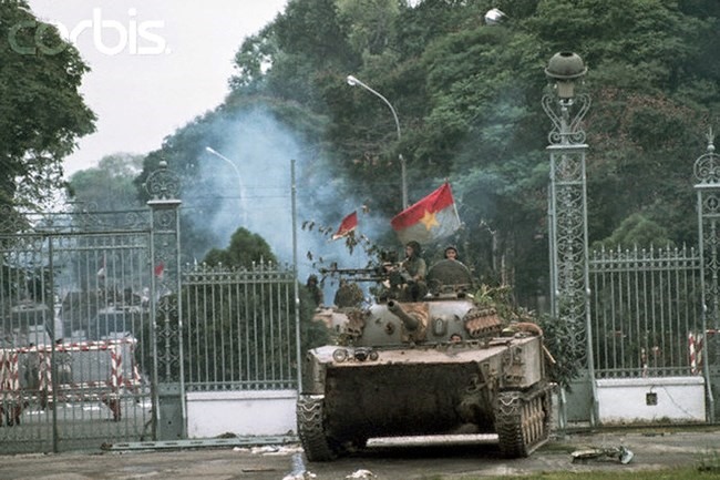 Trưa ngày 30.4.1975, bộ đội ta đã húc đổ cổng Dinh Độc Lập 
