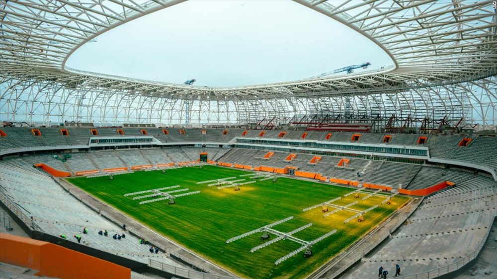 Trong suốt mùa giải World Cup 2018, sân sẽ có sức chứa 44.442. Sau khi mùa giải kết thúc, tầng trên sẽ bị tháo gỡ khiến sân chỉ còn sức chứa 28.000 người