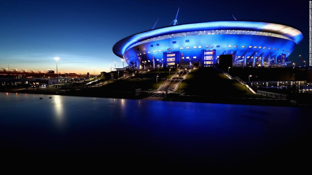 Sân vận động Saint Petersburg được thiết kế bởi kiến trúc sư người Nhật Kisho Kurosawa. Có hình dáng giống như một chiếc thuyền phi hành