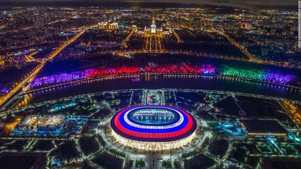 Sân vận động Luzhniki nằm ở quận Khamovniki của thành phố Okrug Hành chính Trung tâm Moskva